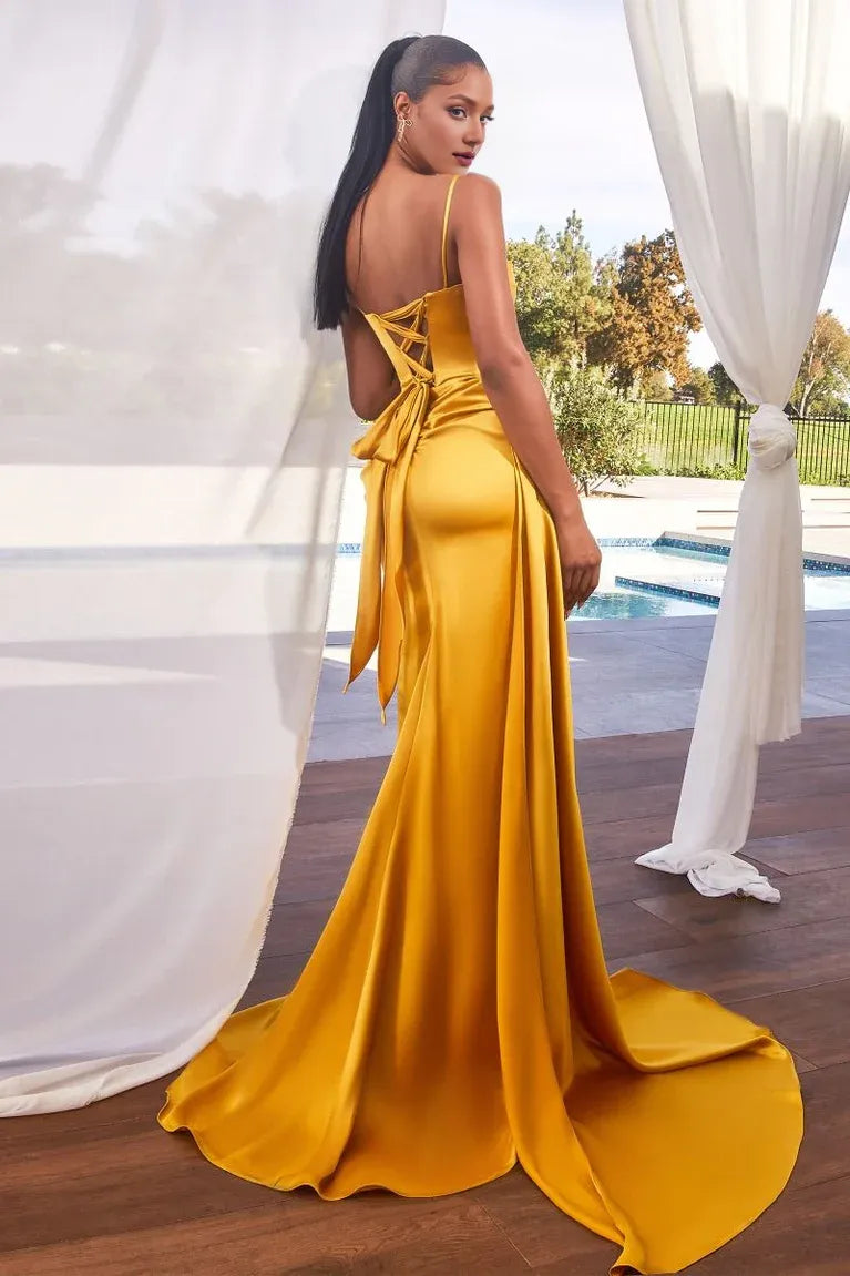 Robe Weitese en satin bleu à bretelles spaghetti avec silhouette froncée, fente haute et paillettes, embrassant une élégance opulente. Robe de bal